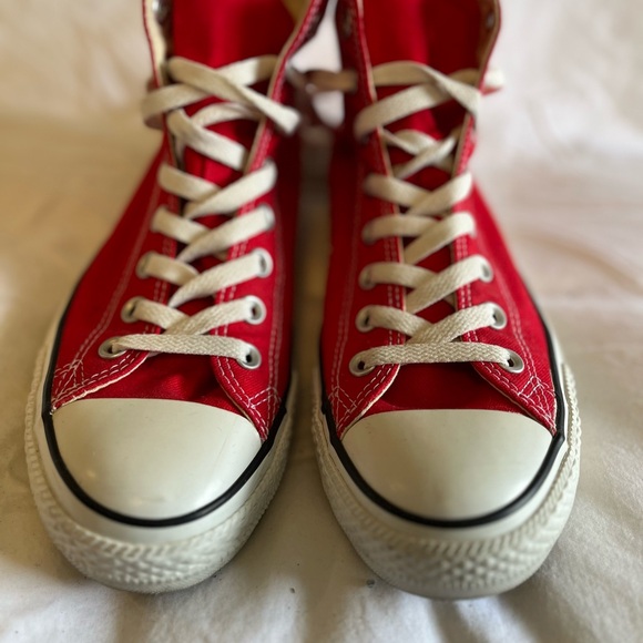 💕👟EUC Red “Hightop” Converse in size 10 - Picture 4 of 8